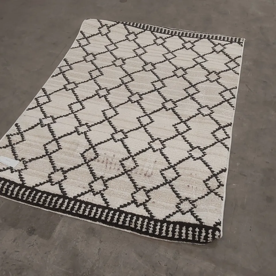 QUALITY DESIGNER AREA RUG - APPROXIMATELY 160 x 120cm