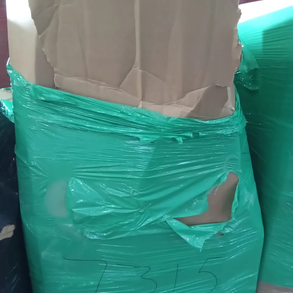 PALLET OF ASSORTED ITEMS INCLUDING STOREMIC TOILET SEAT, JUDGE NON-STICK PIZZA MAKER, HALLOWEEN WREATH, PARASOL MANDELA, WILBEST