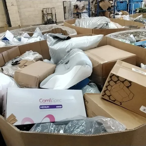 PALLET TO CONTAIN A LARGE ASSORTMENT OF PILLOWS AND CUSHIONS // BRANDS MAY VARY
