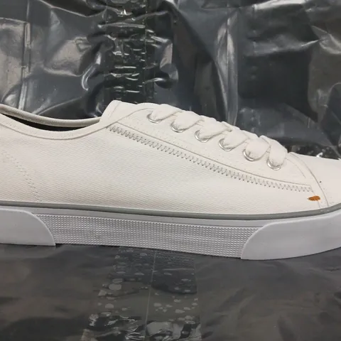 PAIR OF WHITE STUFF CANVAS LACE UP SHOES IN WHITE SIZE UK 10