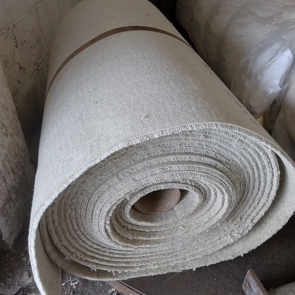 ROLL OF QUALITY RARE BREEDS NORFOLK HORN CARPET // SIZE: APPROX 0.97 X 17.54m
