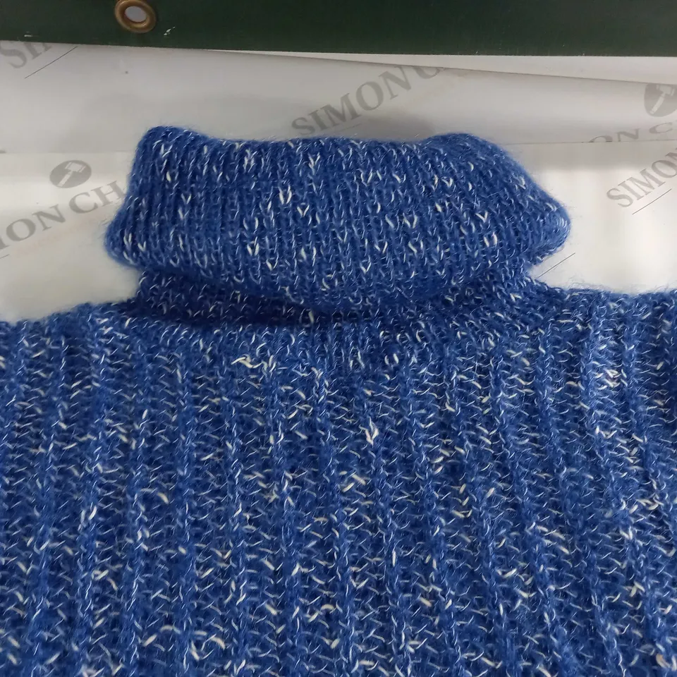 LOT OF 16 ROLL NECK JUMPERS - 2 COLOURS / SIZE UNSPECIFIED