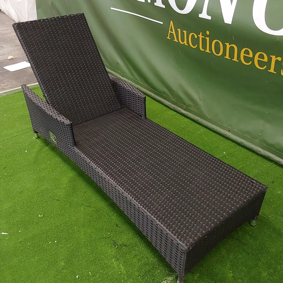 DESIGNER MANUAL ADJUSTABLE SUNLOUNGER IN BLACK RATTAN 