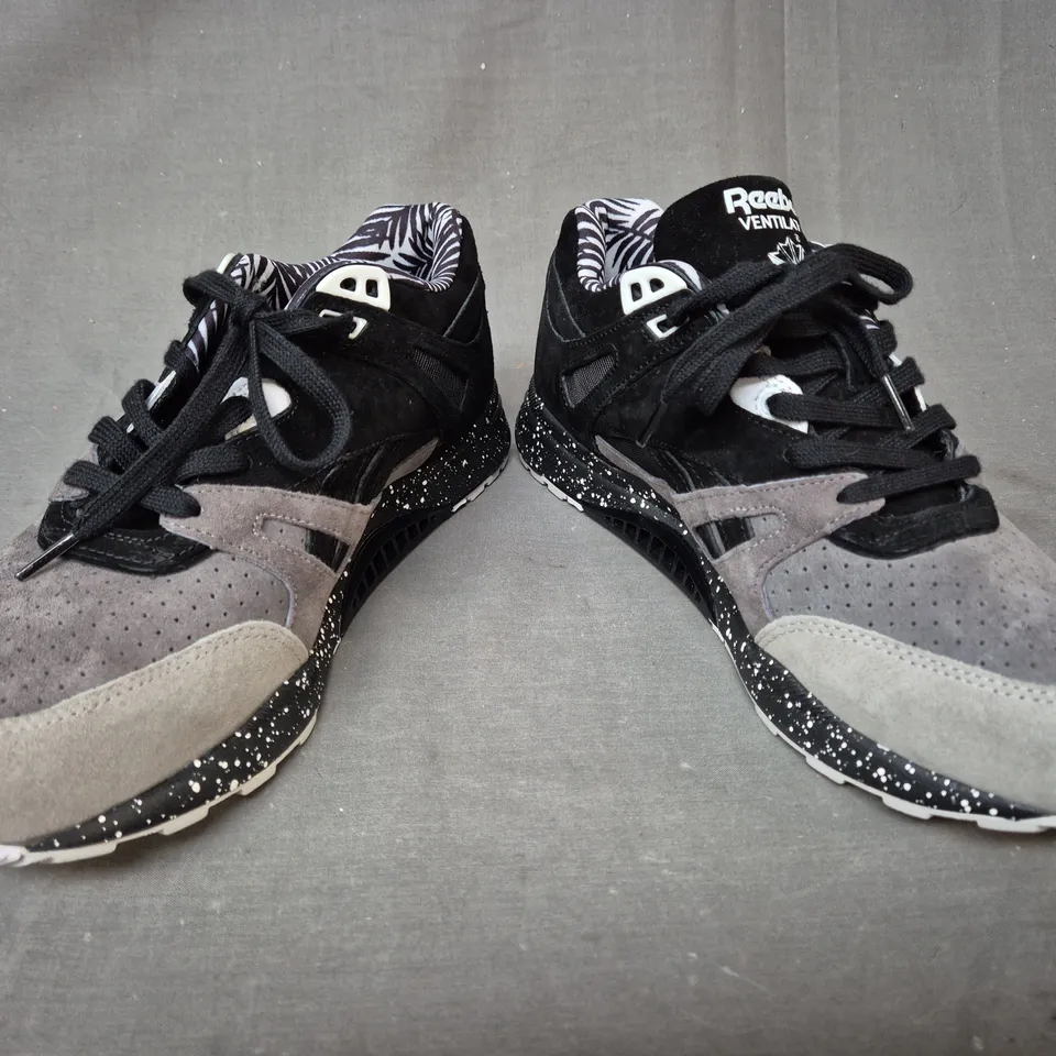 BOXED PAIR OF REEBOK VENTILATOR AFFILIATES SHOES IN BLACK/GREY UK SIZE 9