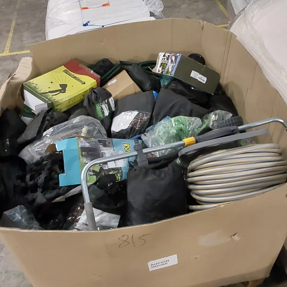 PALLET CONTAINING A LARGE ASSORTMENT OF GARDEN PRODUCTS. INCLUDES HOSEPIPES AND NOZZLES ETC 