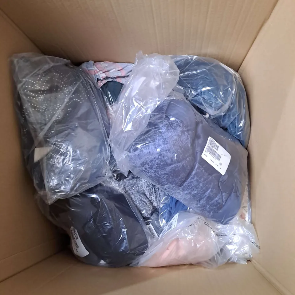 BOX OF APPROX 20 ASSORTED CLOTHING ITEMS TO INCLUDE - BAG, JUMPER, SOCKS ETC