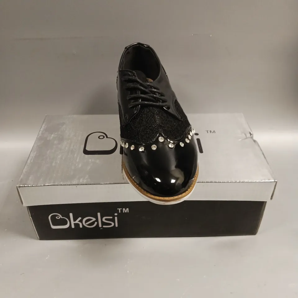 BOXED PAIR OF KELSI LACED SEQUINED SHOES IN BLACK - 4