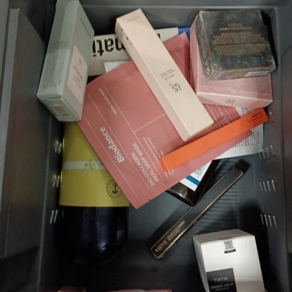 APPROXIMATEY 20 ASSORTED HEALTH AND BEAUTY PRODUCTS TO INCLUDE - CETRABEN MOISTURISING LOTION - AUSSIE MIRACLE MOIST CONDITIONER AND COLGATE TOTAL TOOTHPASTE