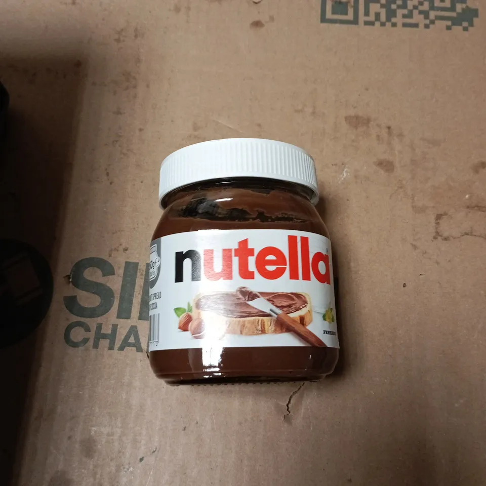 TOTE OF APPROXIMATELY 8 ASSORTED FOOD AND DRINK ITEMS TO INCLUDE: NUTELLA 350G