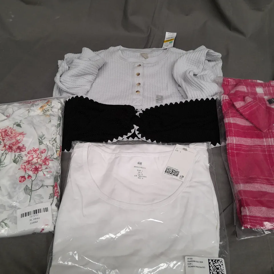 BOX OF APPROXIMATELY 25 ASSORTED CLOTHING ITEMS TO INCLUDE - SHIRT , BRA , TOP ETC
