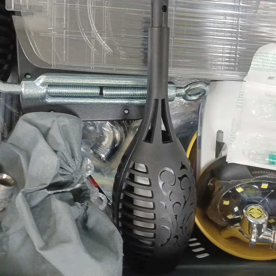 APPROXIMATELY 10 ASSORTED HOUSEHOLD ITEMS TO INCLUDE THE ARMY PAINTER - BATTLEFIELD RAZORWIRE, COMBINATION KEY SAFE, ETC
