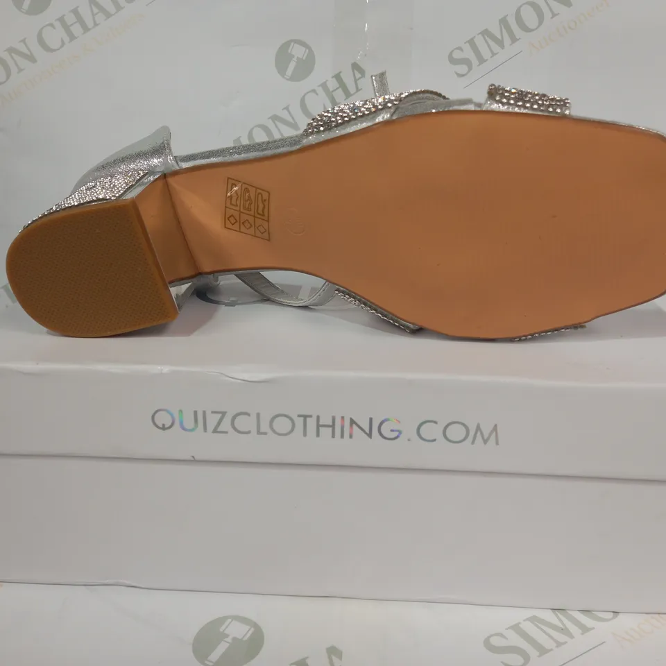 BOXED PAIR OF QUIZ WIDE FIT OPEN TOE BLOCK HEEL SANDALS IN METALLIC SILVER W. JEWEL EFFECT SIZE 5