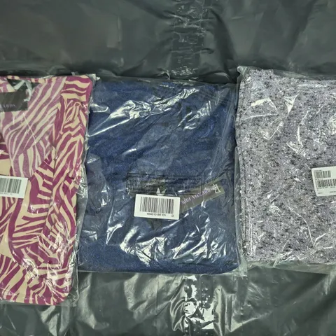 BOX OF APPROXIMATELY 20 ASSORTED CLOTHING AND FASHION ITEMS IN VARIOUS STYLES, SIZES, AND COLOURS - COLLECTION ONLY