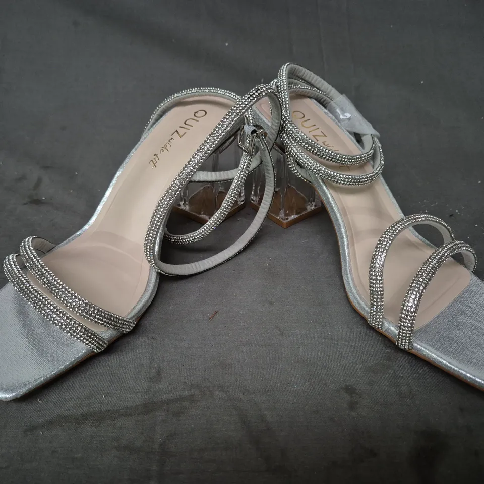 BOXED PAIR OF QUIZ OPEN TOE CLEAR BLOCK HEEL STRAPPY SANDALS IN SILVER W. DIAMANTE EFFECT EU SIZE 41