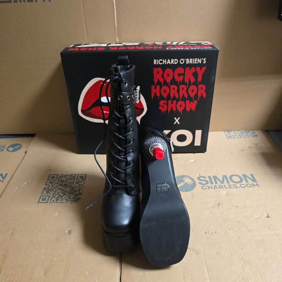 KOI ROCKY HORROR SHOW THRILL ME LIPSTICK HEELED BOOTS - BLACK - UK SIZE 4 