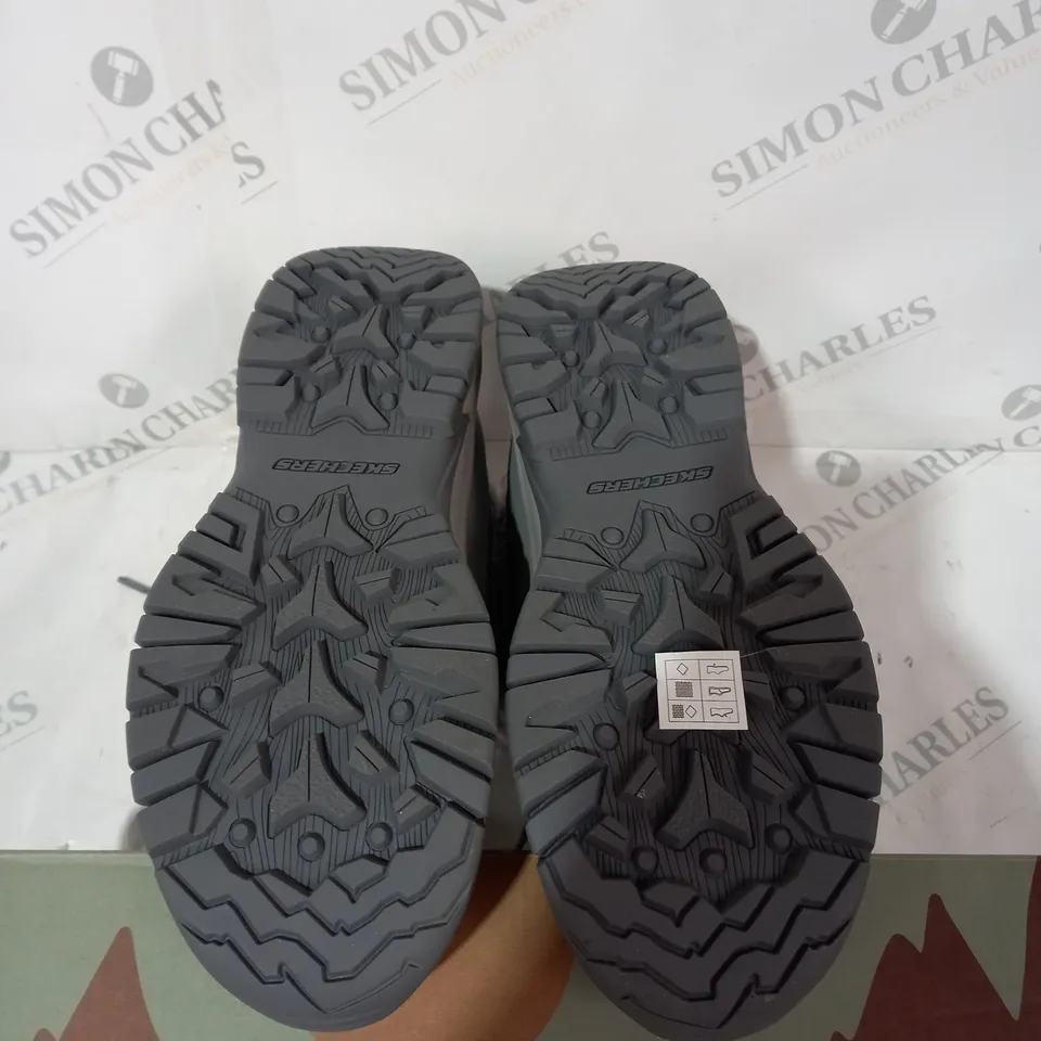 BOXED SKECHERS WOMENS ANTI SLIP AND WATERPROOF FUR LINED BOOTS - SIZE 