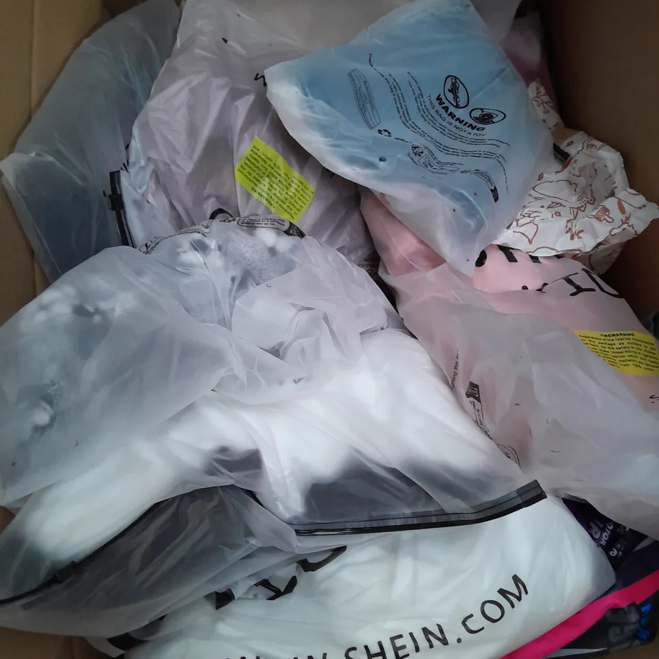 BOX OF APPROXIMATELY 35 ASSORTED KIDS CLOTHING ITEMS TO INCUDE - JEANS, CARDIGAN, HOODED TOWL, ETC