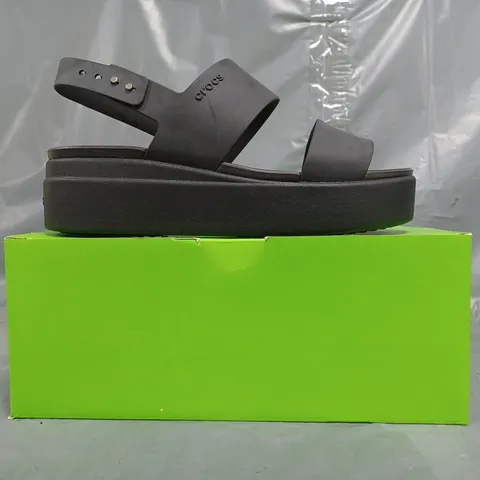 BOXED PAIR OF CROCS BROOKLYN LOW WEDGE SANDALS IN BLACK SIZE UK 7