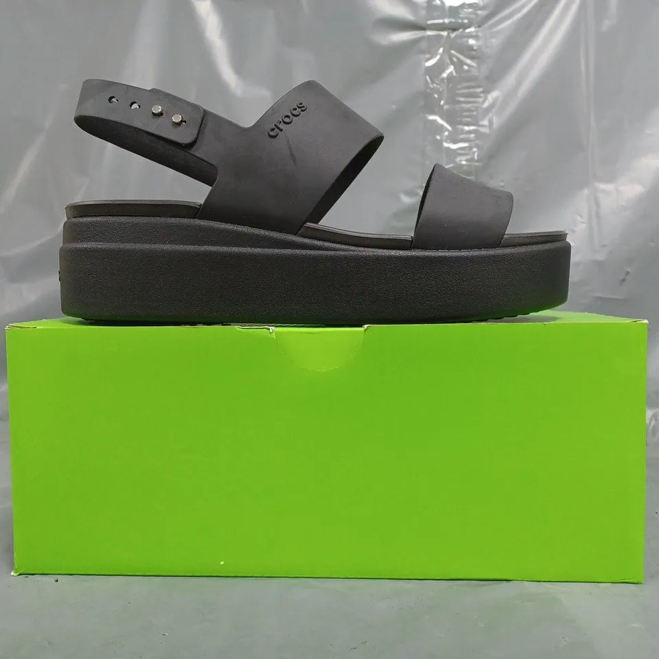 BOXED PAIR OF CROCS BROOKLYN LOW WEDGE SANDALS IN BLACK SIZE UK 7