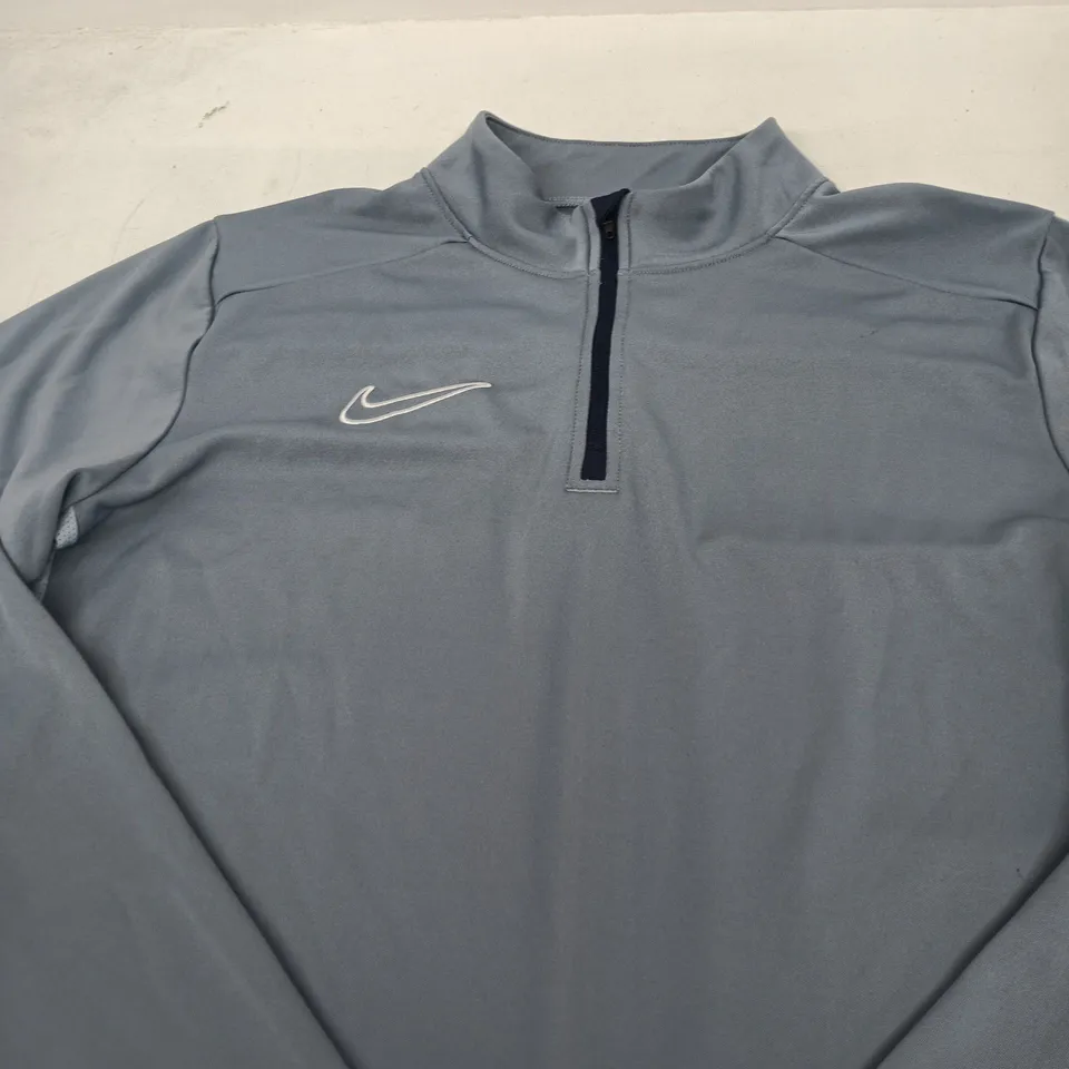 NIKE GREY QUARTER-ZIP TRAINING TOP - SIZE M
