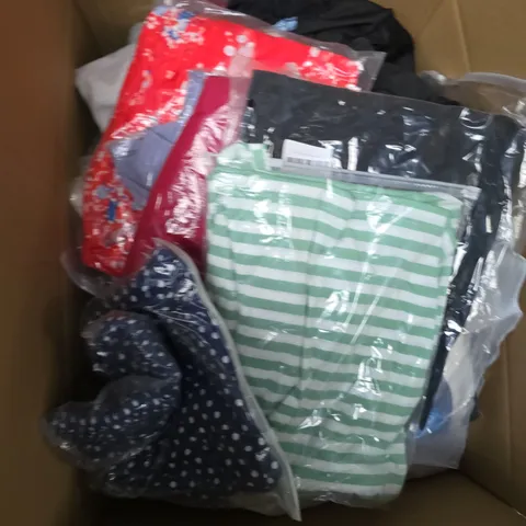 APPROX 20 ASSORTED CLOTHING ITEMS TO INCLUDE T-SHIRTS, DRESSES, SHORTS ETC