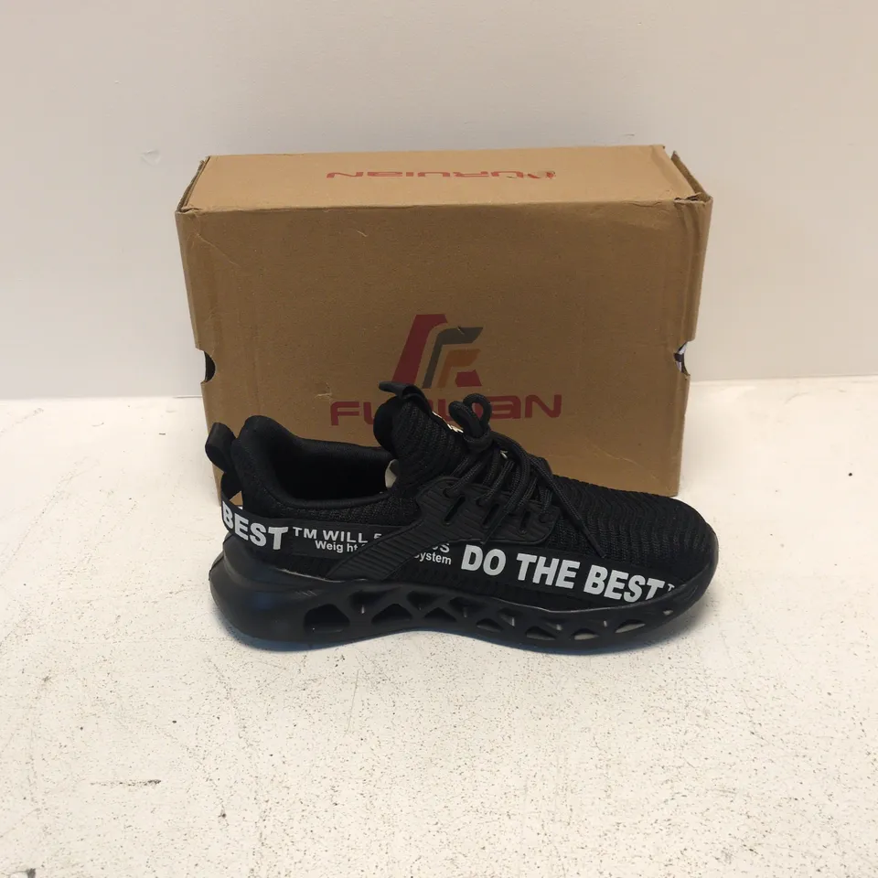 MEN'S BLACK TRAINERS UK 5 – DO THE BEST SLOGAN (ITEM NO. 761)