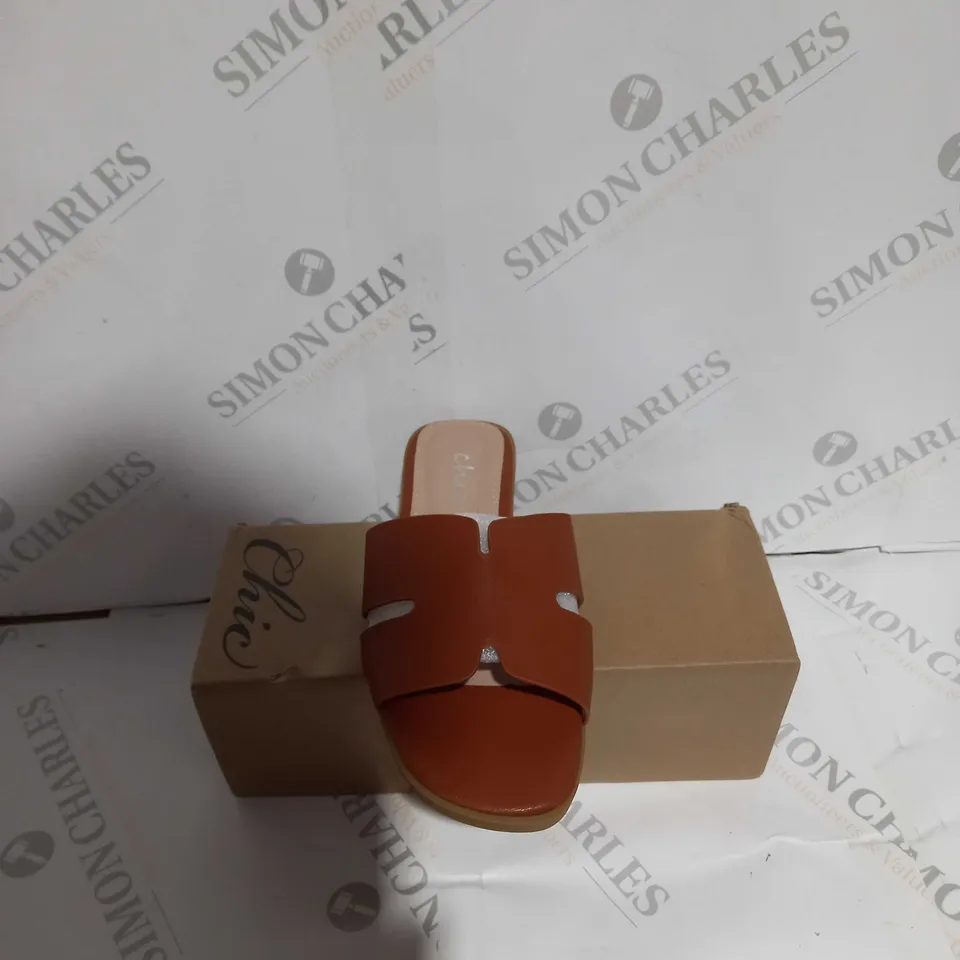BOXED PAIR OF CHIC SIZE 5 TAN DEEP SANDALS