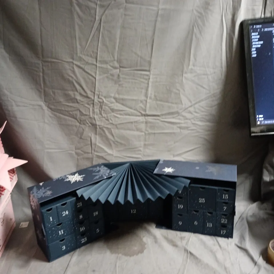 ELEMIS WONDERS ADVENT CALENDAR – 25 DAYS OF SKINCARE FAVOURITES, BOXED