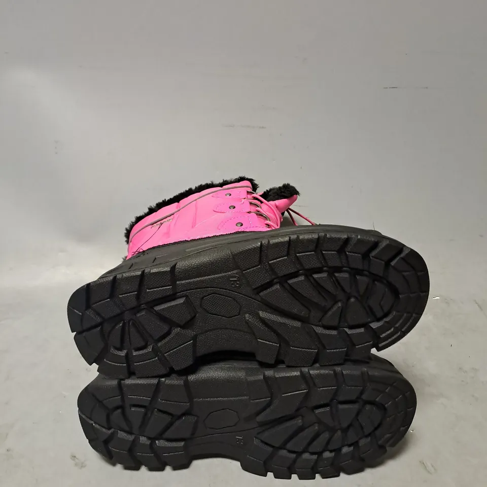 PAIR OF MOUNTAIN WAREHOUSE WHISTLER KIDS ADAPTIVE FLEECE LINED SNOW BOOT IN PINK/BLACK SIZE 13