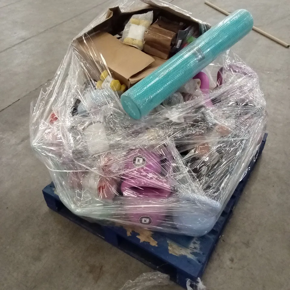 PALLET OF ASSORTED HOUSEHOLD GOODS AND PRODUCTS TO INCLUDE; DUMBBELLS AND KETTLE BELLS ETC