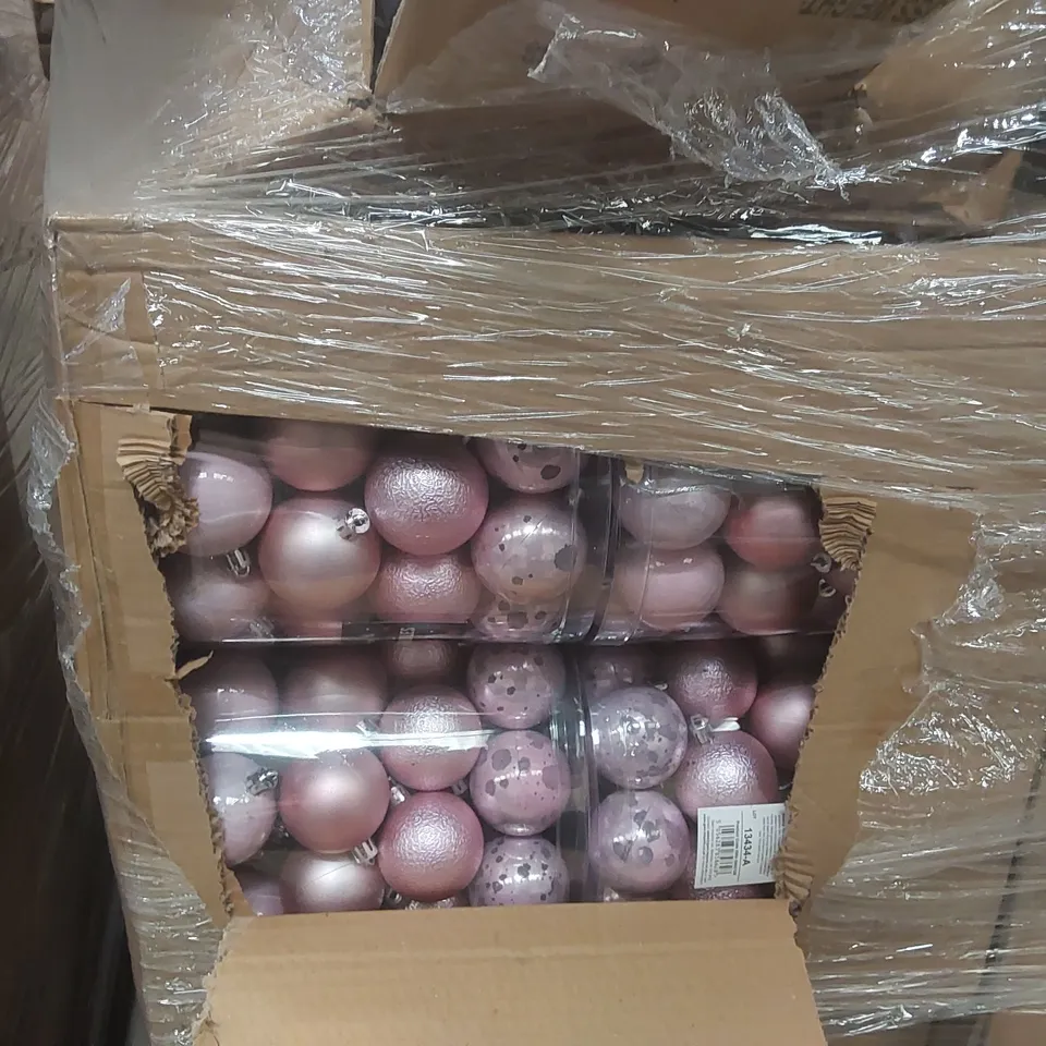 PALLET TO CONTAINING A VERY LARGE QUANTITY OF ASSORTED ITEMS INCLUDING: TURKEY SHOOTER GAMES, GIFT WRAP SETS, BAUBLES, LUXURY GIFT BOW SETS ECT