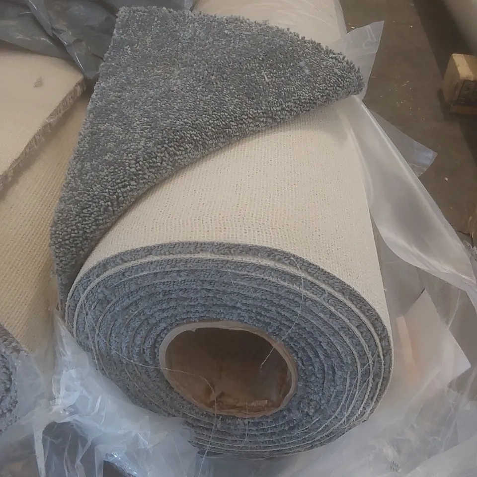 ROLL OF QUALITY EC AURA BATH TIME CARPET // SIZE: APPROX 5 X 5.7m