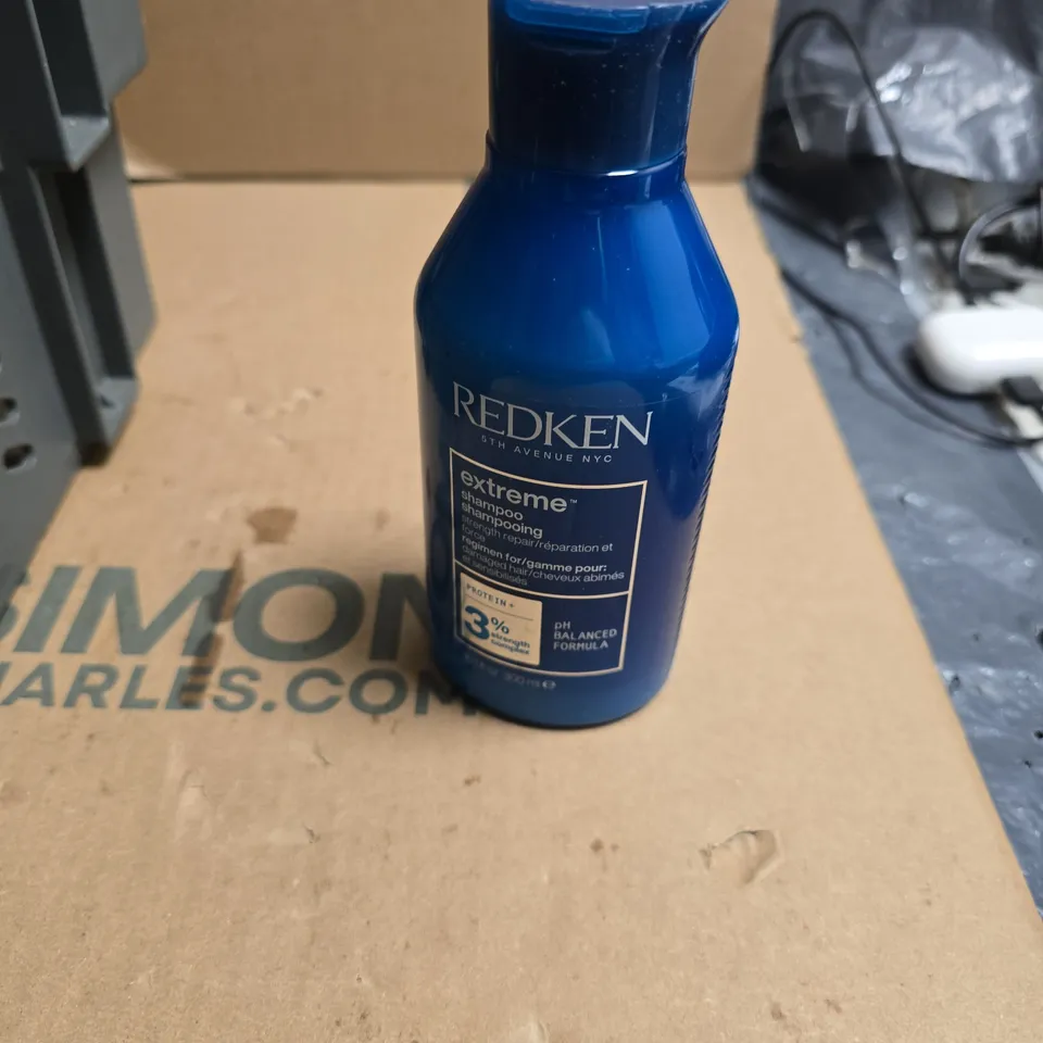 TOTE OF APPROXIMATELY 12 ASSORTED COSMETICS TO INCLUDE: REDKEN EXTREME SHAMPOO