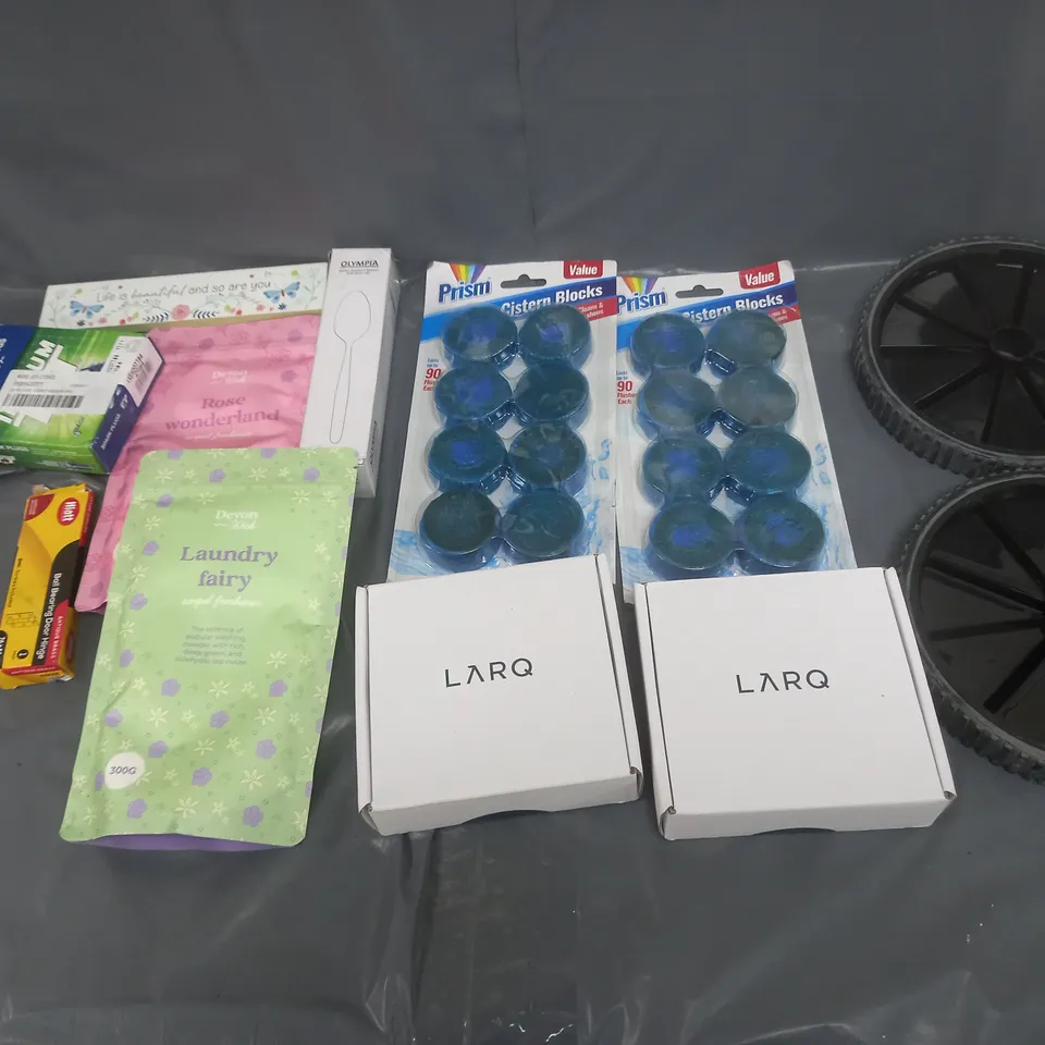 BOX OF APPROXIMATELY 8 ASSORTED ITEMS TO INCLUDE - LARQ ADVANCED FILTER, LAUNDRY FAIRY, AND OLYMPIA SPOONS ETC. 