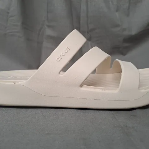 PAIR OF CROCS GETAWAY STRAPPY SANDALS IN BEIGE UK SIZE 7
