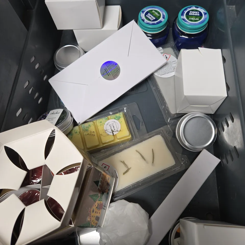 APPROXIMATELY 12 ASSORTED WAX CANDLES & MELTS INCLUDING EVODUCK , THE WHITE COLLECTION AND YANKEE CANDLE 