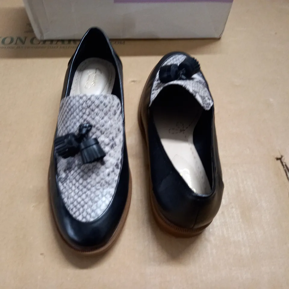BOXED PAIR OF CLARKS TAYLOR SPRING SHOES - UK 5