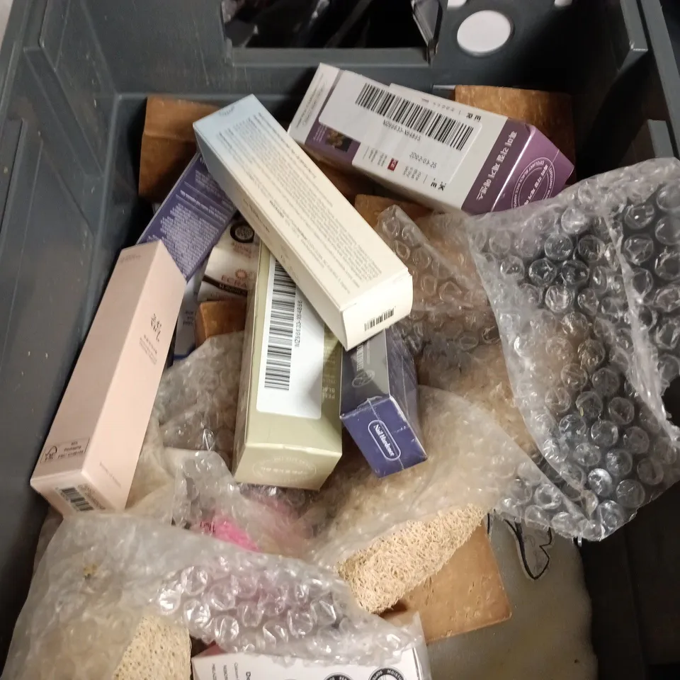 APPROXIMATEY 20 ASSORTED HEALTH AND BEAUTY PRODUCTS TO INCLUDE - GINGERBREAD MAN BATH BOMB - WISDOM SMOKERS TOOTHBRUSH AND PAULA'S CHOICE GLOSS BALM