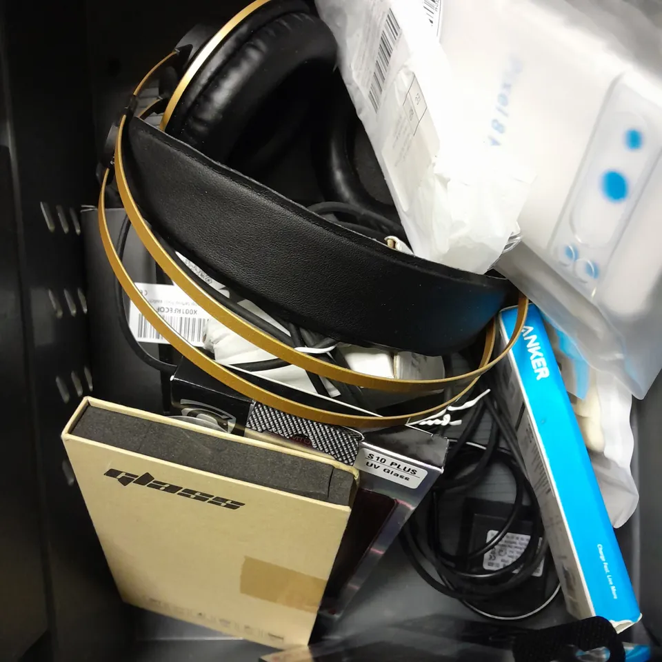 APPROXIMATELY 15 ASSORTED ELECTRICAL PRODUCTS TO INCLUDE HEADPHONES, TRAVEL ADAPTER, SELFIE STICK ETC