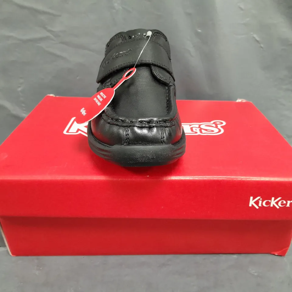 BOXED PAIR OF KICKERS REASAN STRAP LEATHER SHOES IN BLACK SIZE EU 32