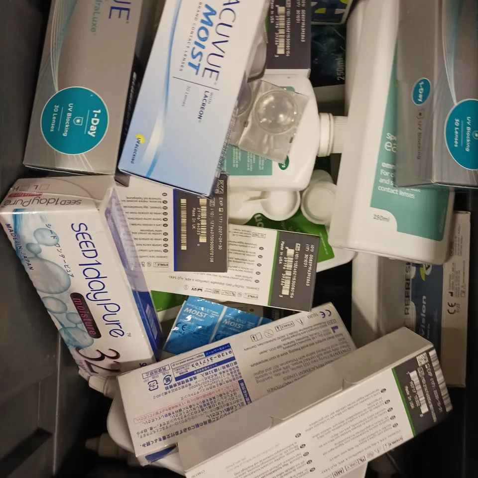 APPROXIMATELY 30 ASSORTED CONTACT LENS PRODUCTS & ACCESSORIES TO INCLUDE SOLUTION, CONTAINERS, LENSES ETC 