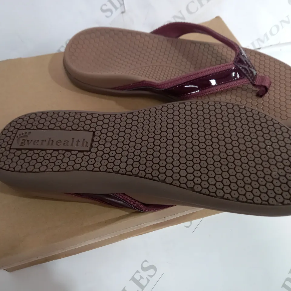 BOXED PAIR OF EVERHEALTH SIZE 7 SLIPPERS 