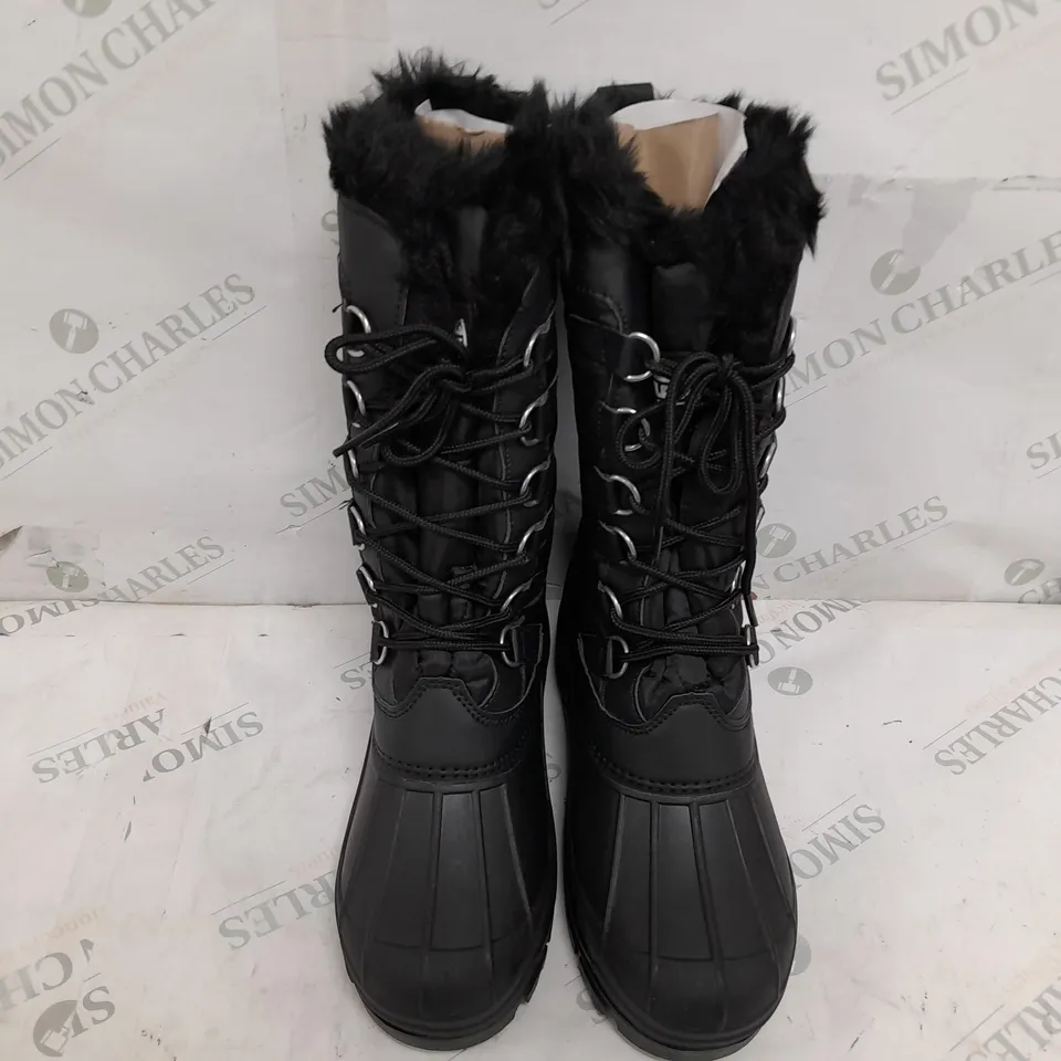 PAIR OF POLAR BOOTS WOMENS NYLON WATERPROOF BOOTS IN BLACK - SIZE 40