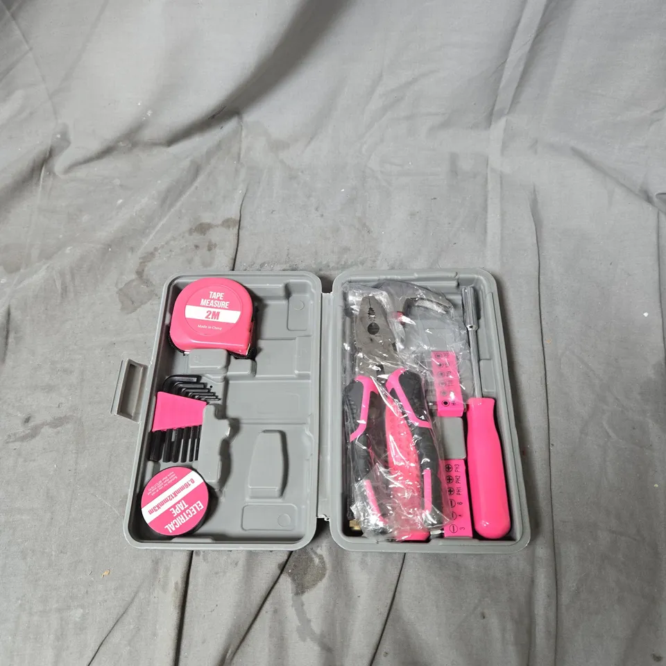 PINK HAND TOOL SET IN GREY CASE – TAPE MEASURE AND PINK-HANDLED TOOLS