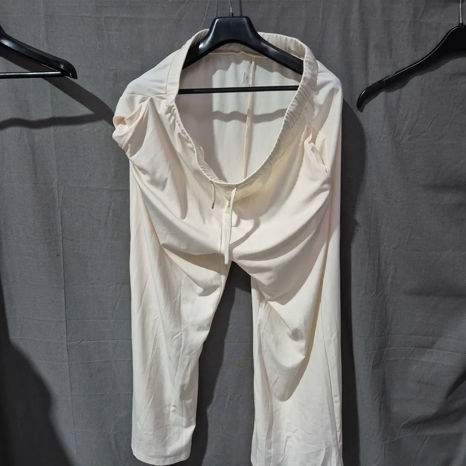 APROXIMATLY 25 ITEMS TOPS,PANTS AND DRESSES ECT 