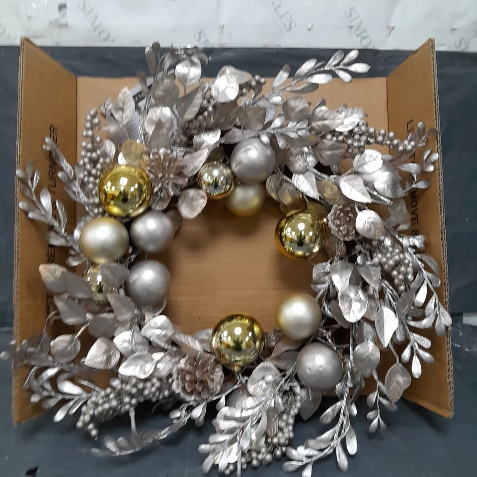 CHAMPAGNE AND GOLD PRE-LIT FESTIVE WREATH RRP £32.99