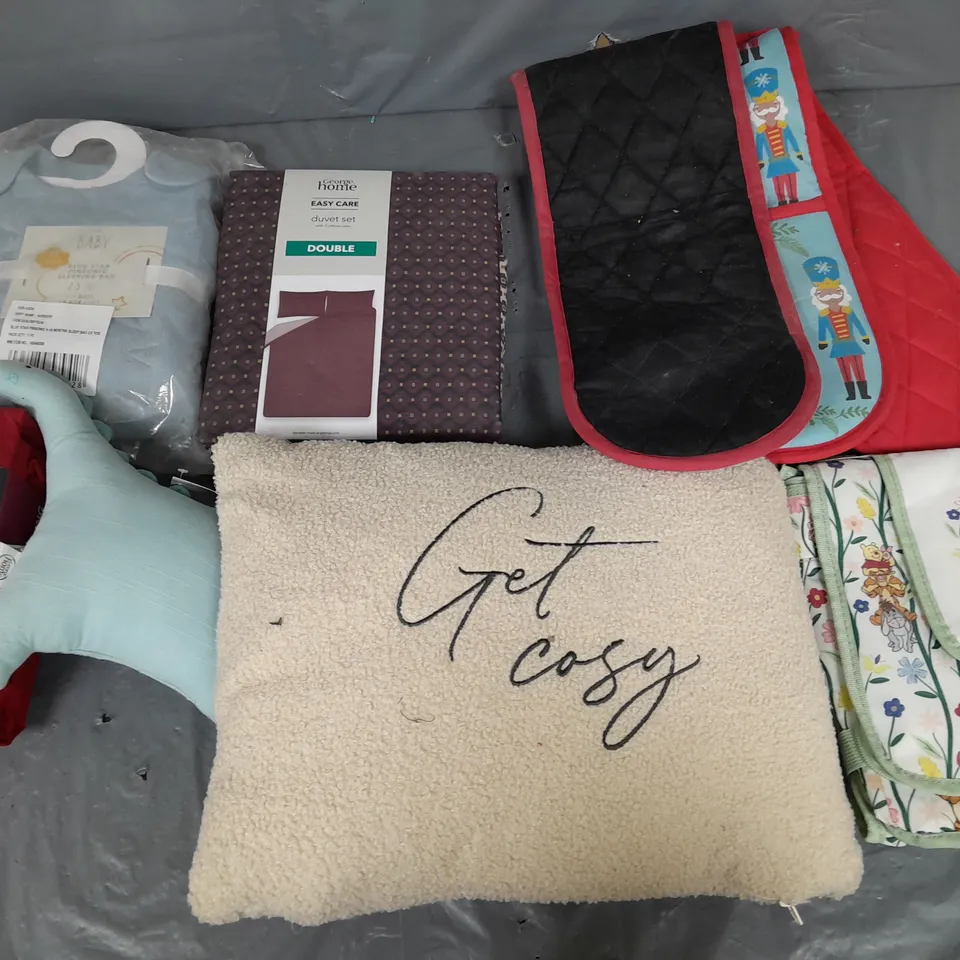 APPROXIMATELY 8 ASSORTED HOUSEHOLD ITEMS TO INCLUDE VARIOUS BEDDING IN VARIOUS SIZES AND STYLES