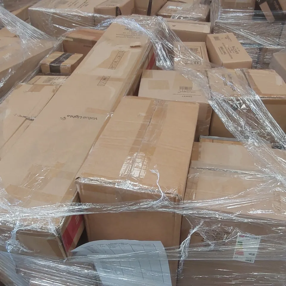 PALLET CONTAINING A VERY LARGE QUANTITY OF ASSORTED LIGHTING PRODUCTS