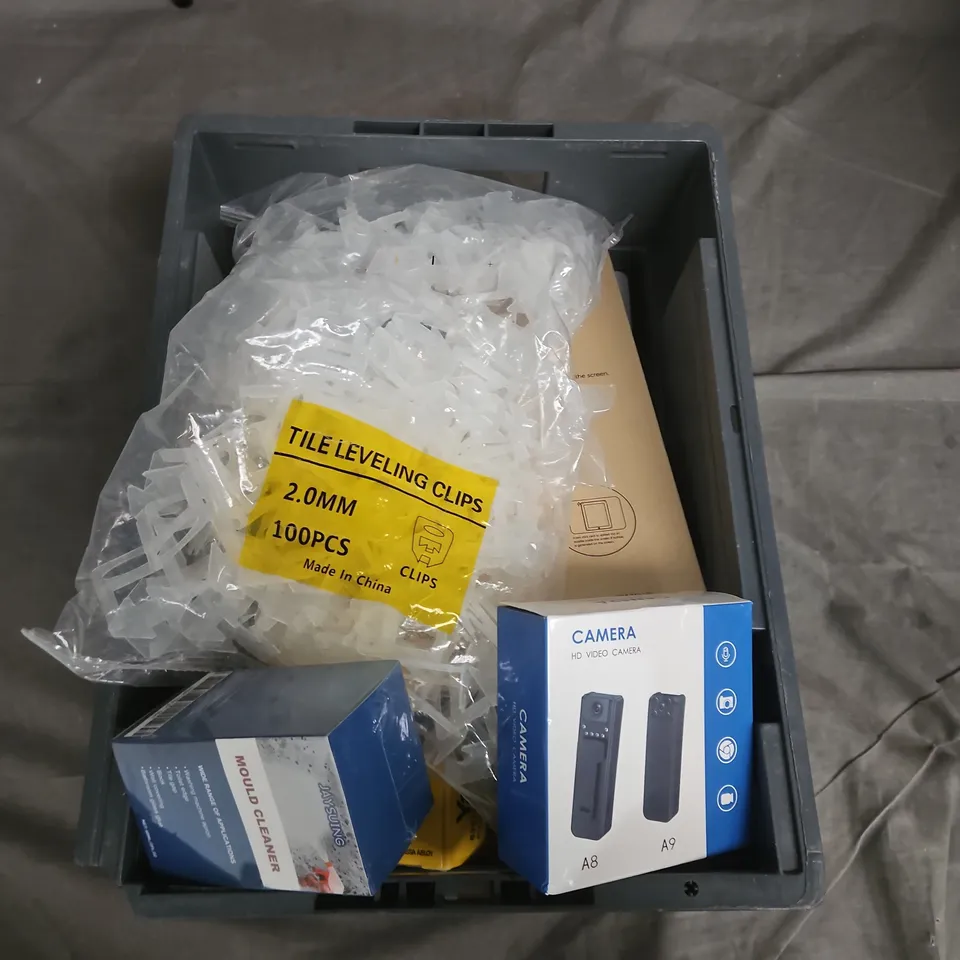 APPROXIMATELY 15 ASSORTED HOUSEHOLD ITEMS TO INCLUDE MOULD CLEANER, HD VIDEO CAMERA, TILE LEVELING CLIPS , ETC 