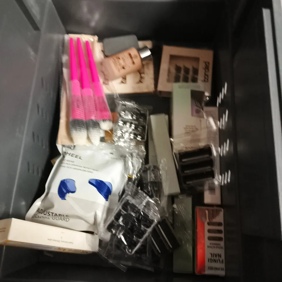 APPROXIMATEY 20 ASSORTED HEALTH AND BEAUTY PRODUCTS TO INCLUDE - GRACE & STELLA REVITALISING EYE MASKS - GEORGANICS MINERAL TOOTHPASTE - FCUK HAIR & BODY WASH - ETC